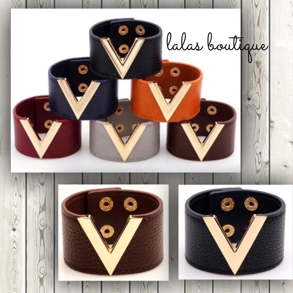 ☆Leather Wide V Bracelet☆